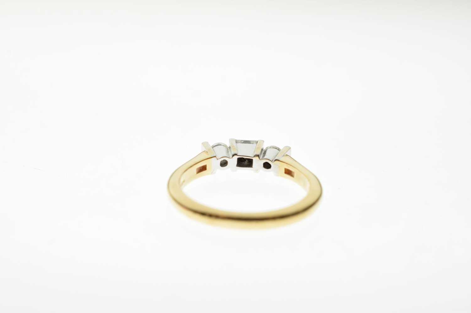 18ct gold three-stone diamond ring - Image 3 of 6