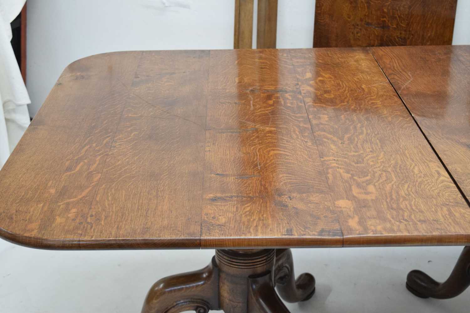 Reproduction oak twin pillar extending dining table - Image 3 of 11