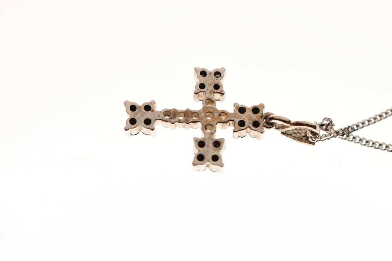 9ct white gold diamond set cross pendant - Image 5 of 6