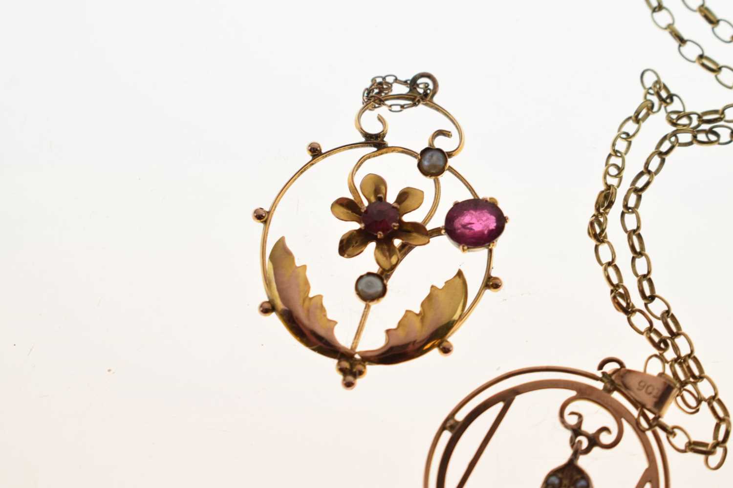 '9ct' yellow metal floral pendant set with seed pearl and red stones - Image 3 of 6