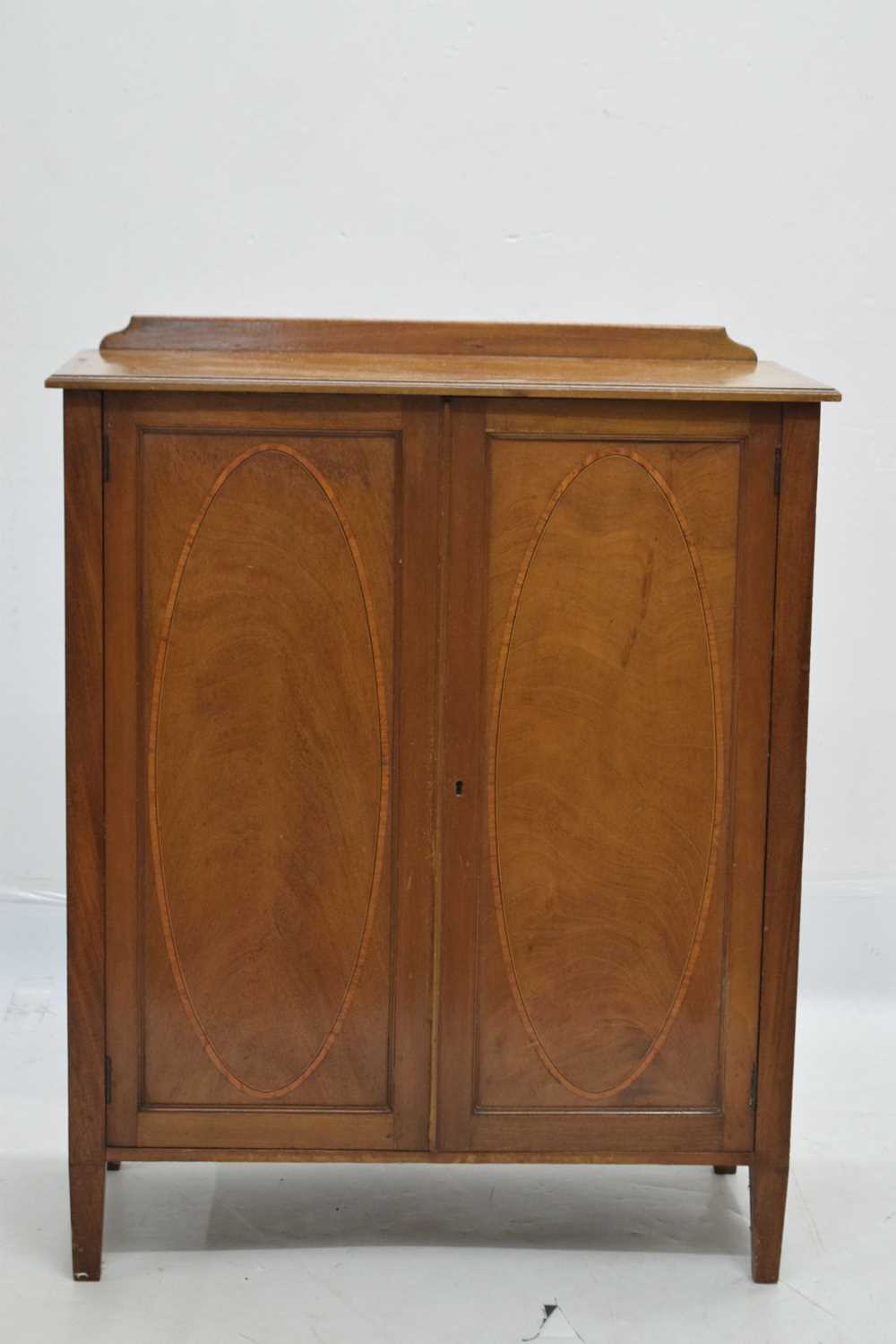 Mahogany inlaid twin door cabinet - Image 2 of 8