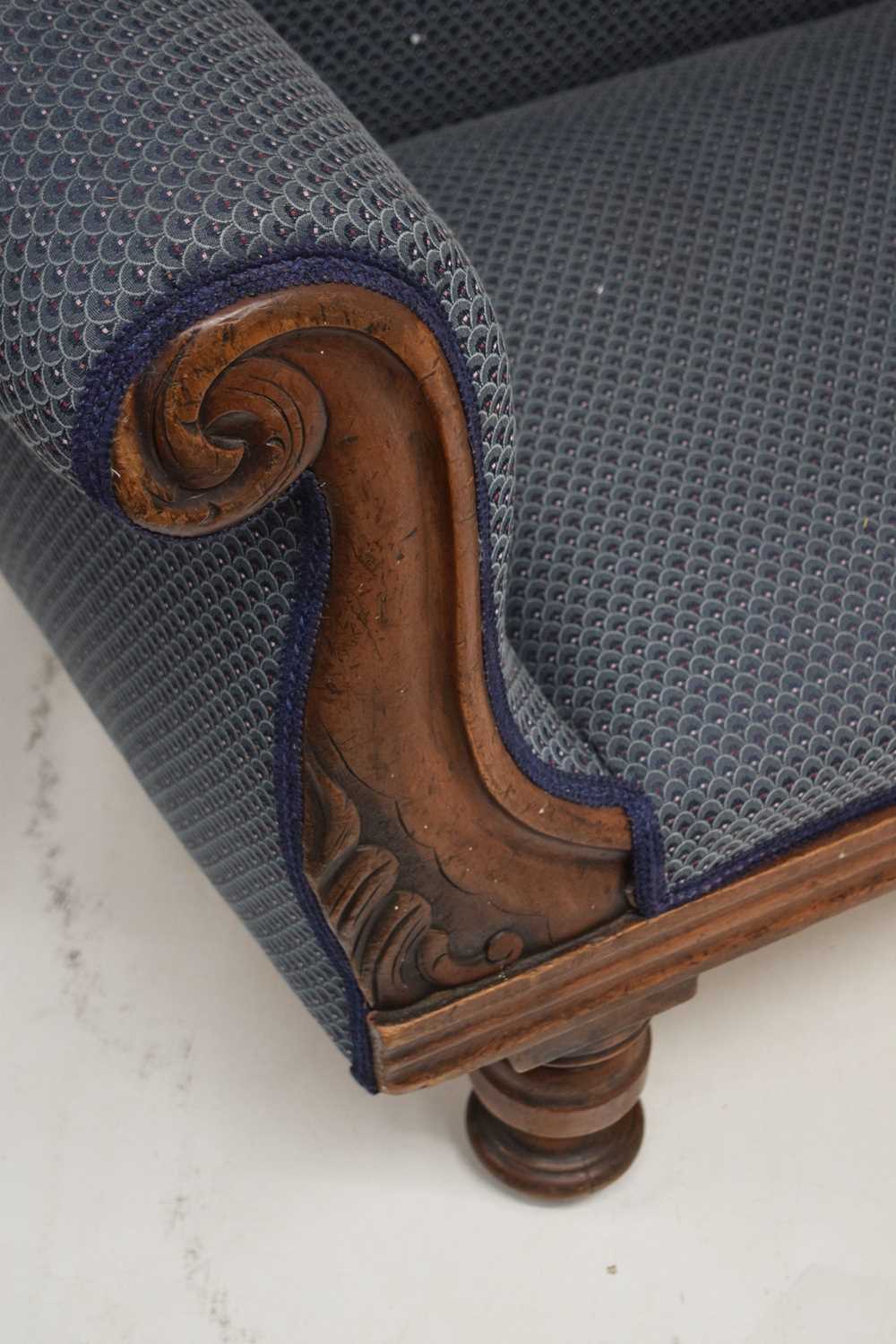 Victorian carved walnut double scroll-end settee - Bild 3 aus 8