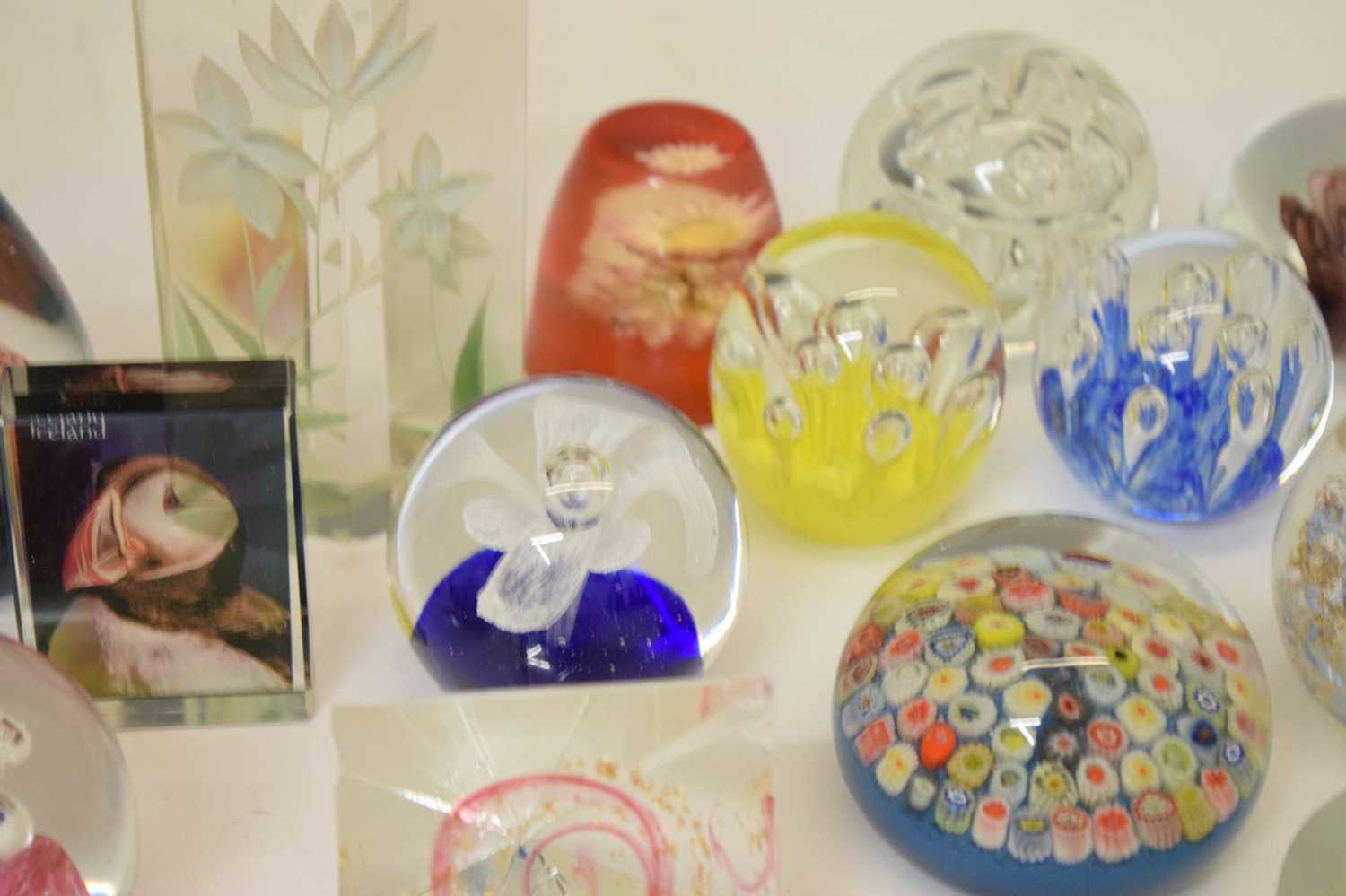 Quantity of 20th century glass paperweights - Image 5 of 15