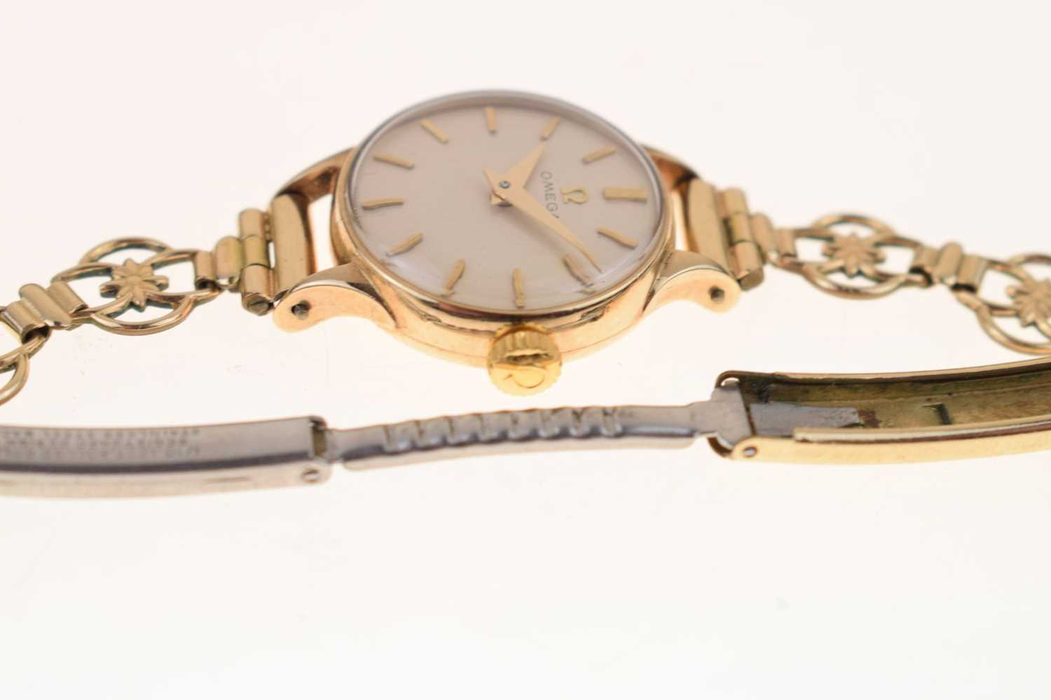 Omega - Lady's 9ct gold cased bracelet watch - Image 4 of 8
