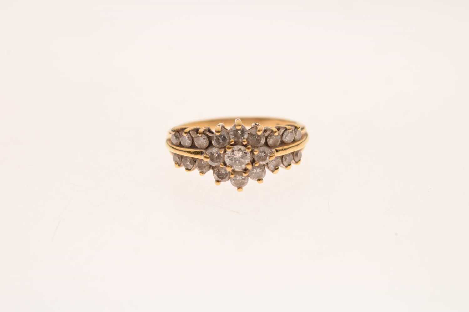 18ct gold flower head diamond cluster ring - Image 6 of 6