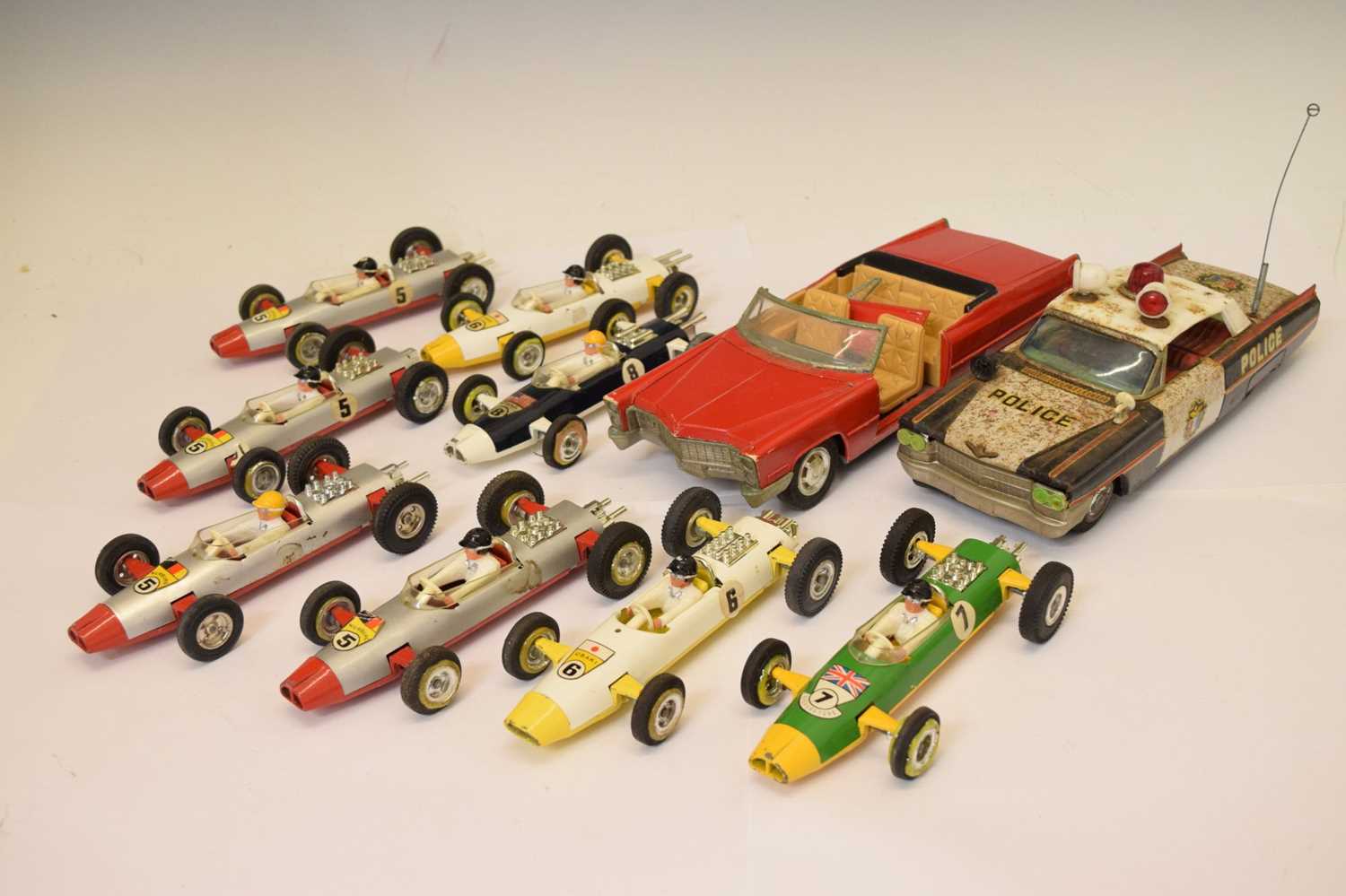 Group of eight Triang diecast model racing cars and others - Bild 2 aus 10