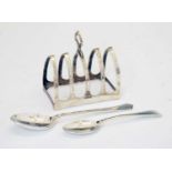 Elizabeth II silver toast rack, together with two silver teaspoons