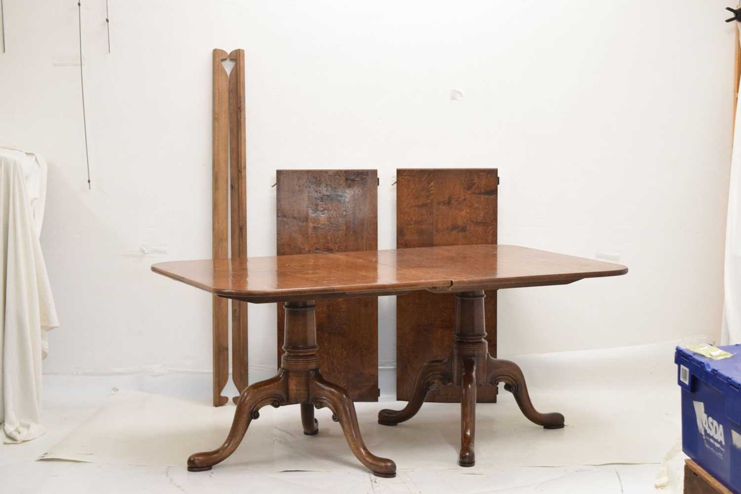 Reproduction oak twin pillar extending dining table - Image 2 of 11