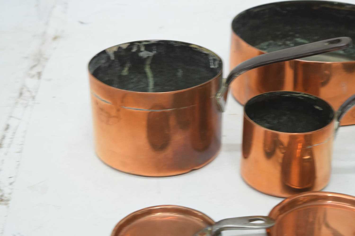 Graduated set of four copper saucepans with iron handles - Image 3 of 9