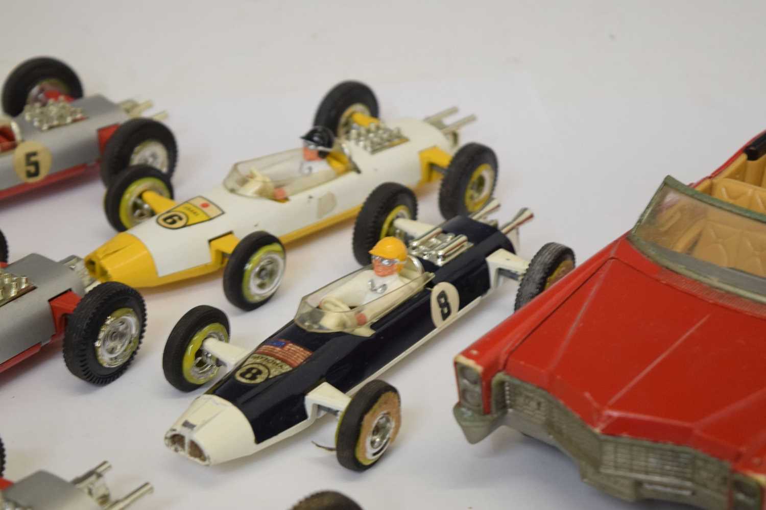 Group of eight Triang diecast model racing cars and others - Bild 7 aus 10