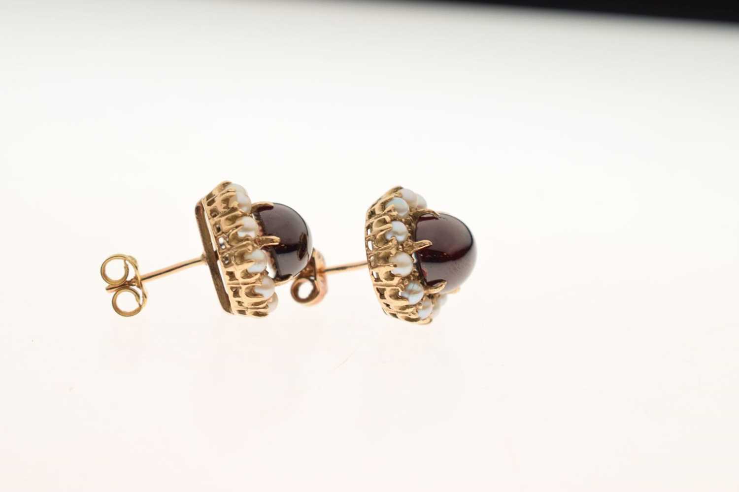 Pair of garnet and pearl 9ct gold cluster stud earrings - Image 4 of 6