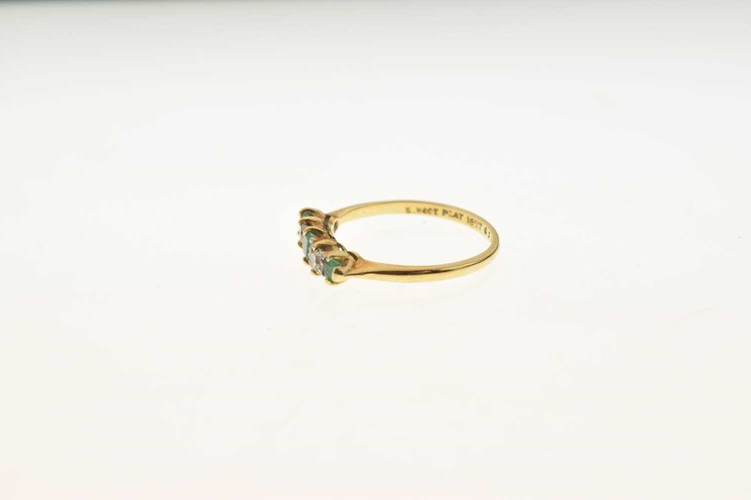 Diamond and emerald 18ct gold ring - Image 3 of 7