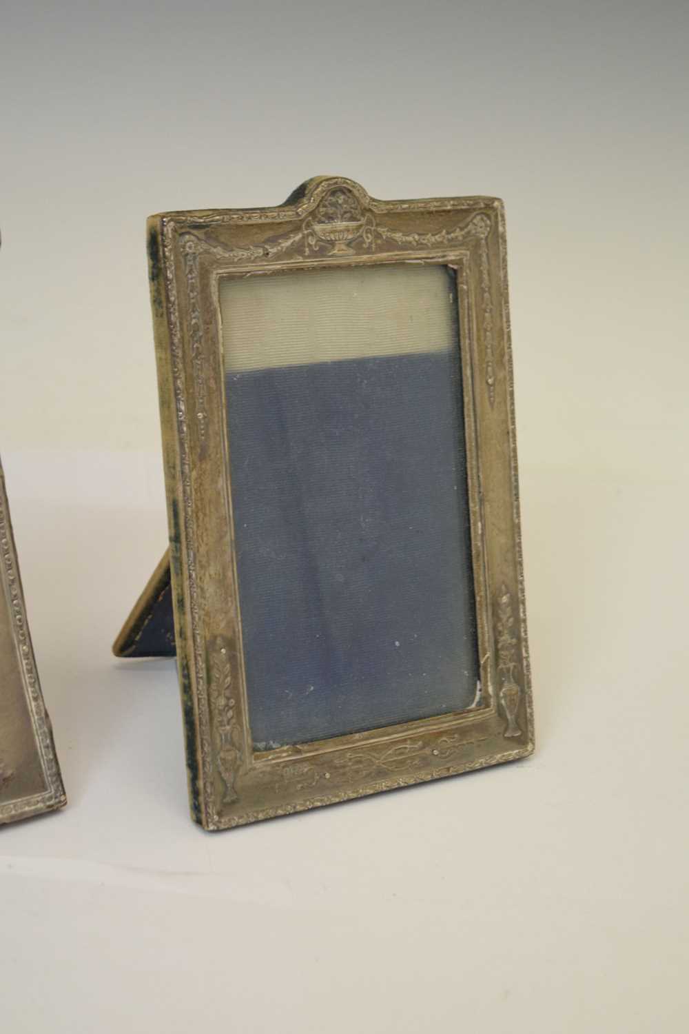 Two George V silver mounted easel photo frames - Image 4 of 7