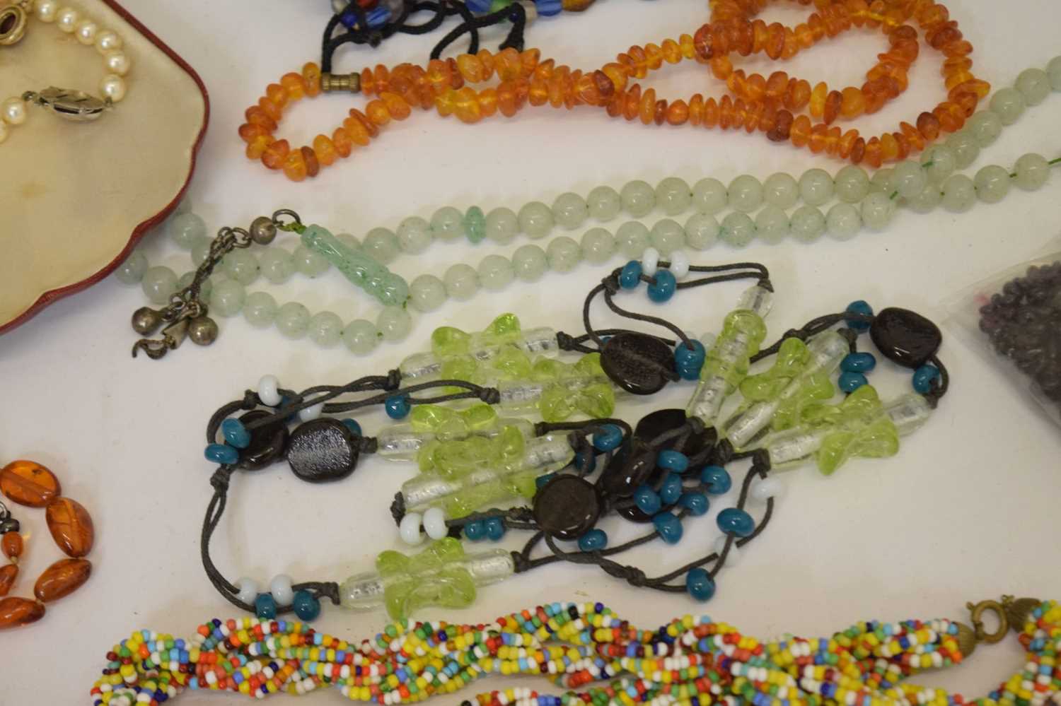 Costume jewellery to include amber, bone, garnet, hardstone bead necklaces and cased simulated pearl - Image 7 of 9