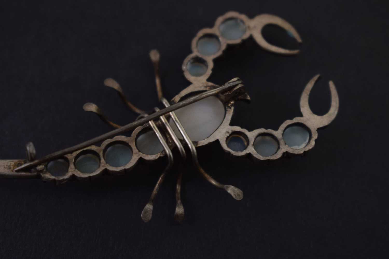 White metal scorpion brooch - Image 5 of 8