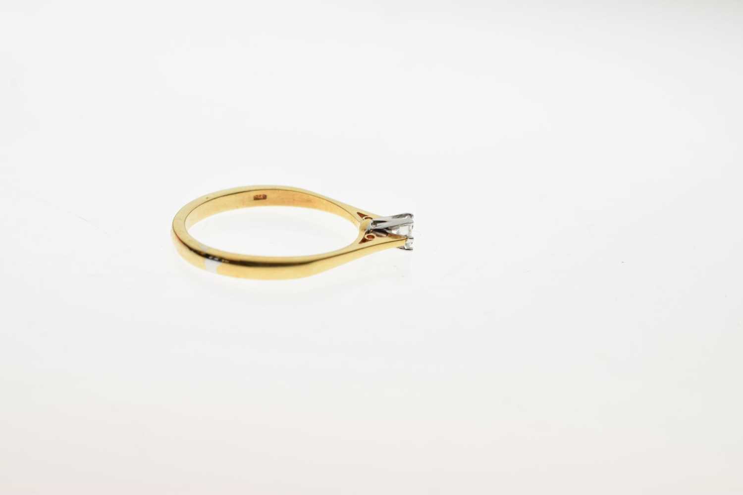 18ct gold solitaire diamond ring - Image 4 of 6