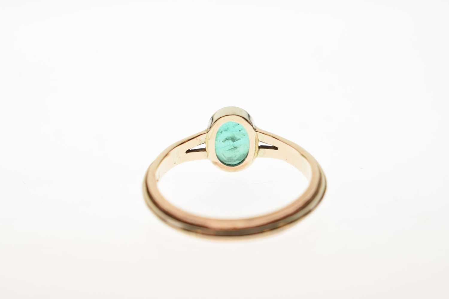 9ct gold ring set a faceted oval green gemstone - Image 4 of 6