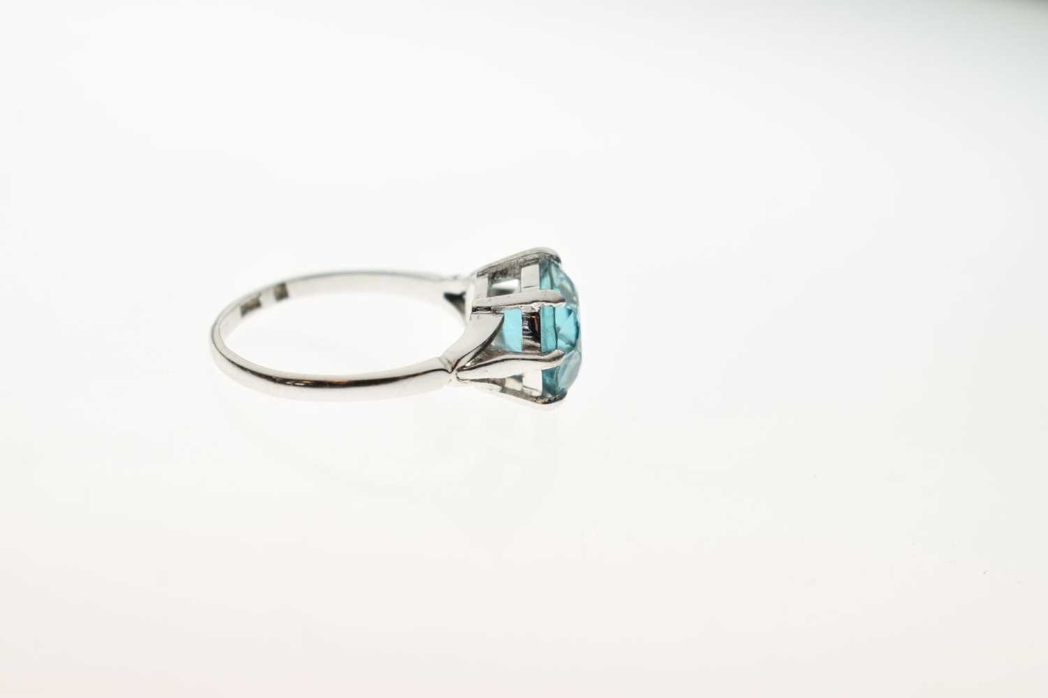 Single stone ring set a blue-coloured faceted round stone - Image 4 of 6