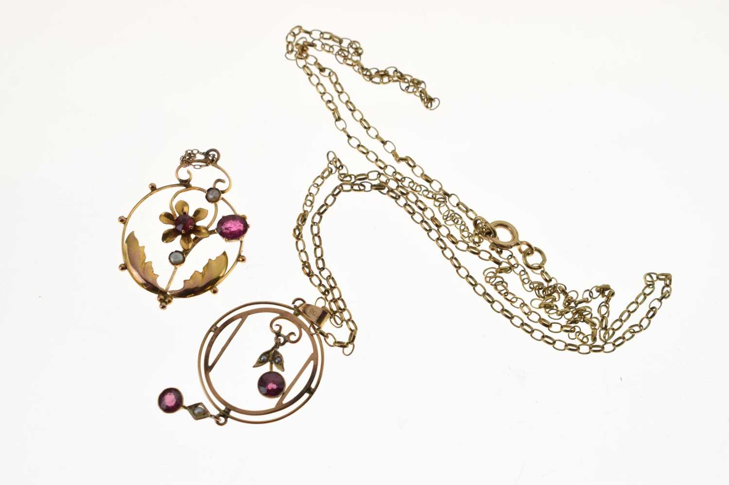 '9ct' yellow metal floral pendant set with seed pearl and red stones - Image 2 of 6