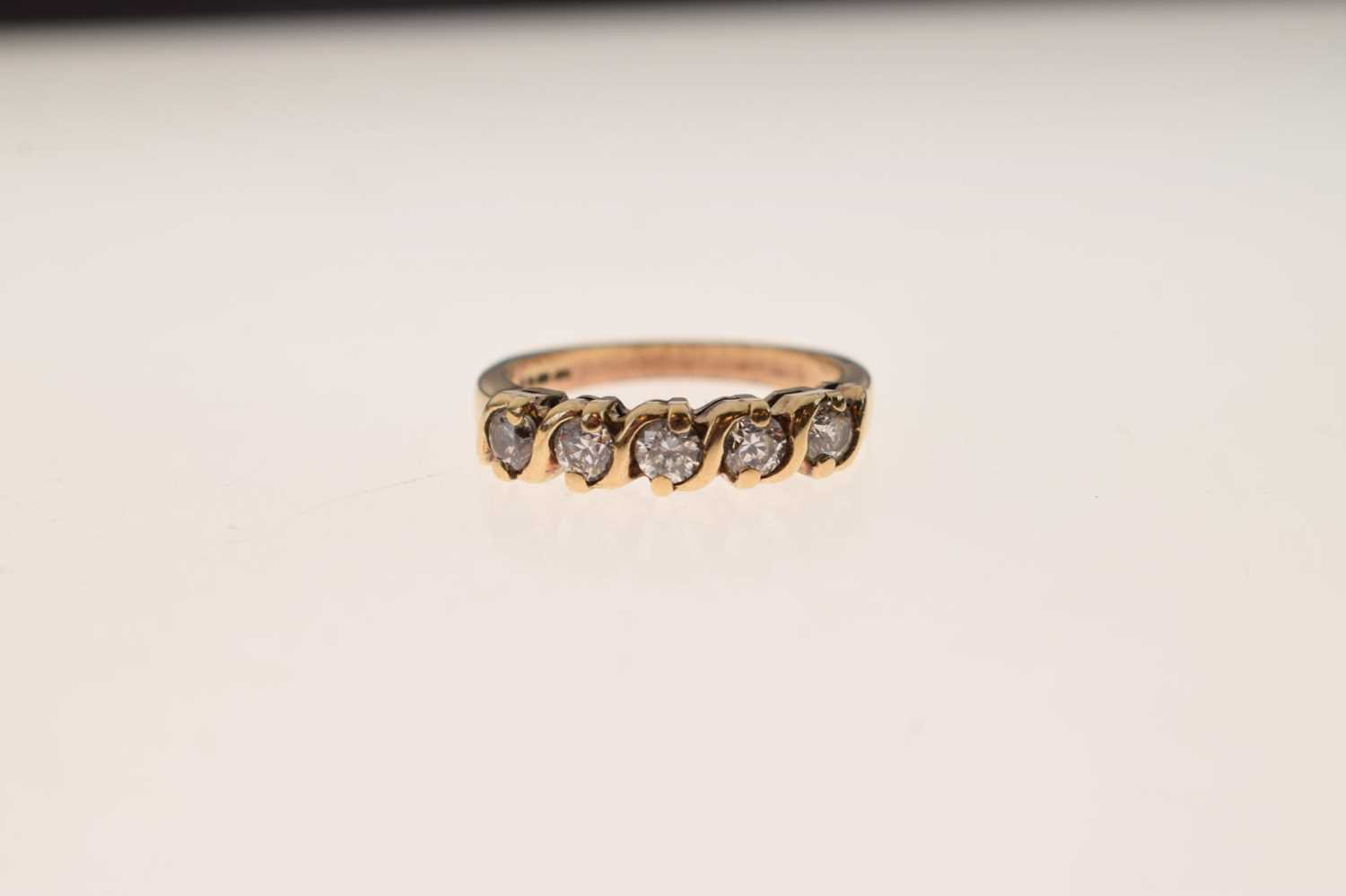 9ct gold cubic zirconia five-stone ring - Image 6 of 6