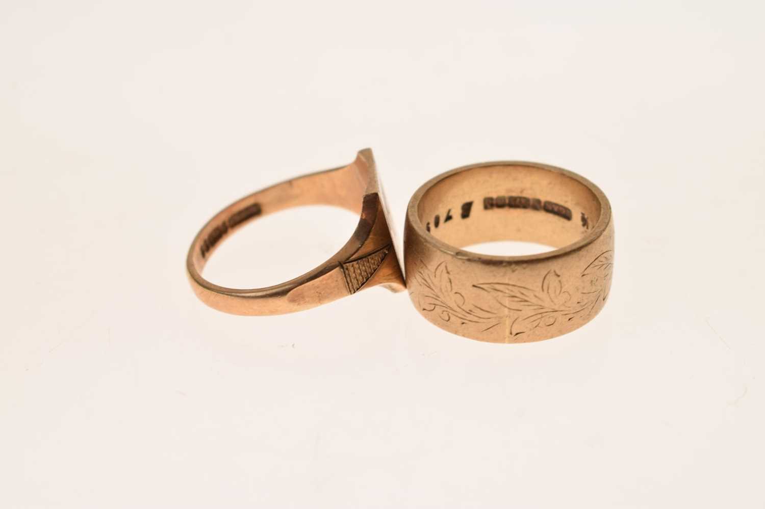 9ct gold signet ring and a 9ct gold wedding band - Image 4 of 6