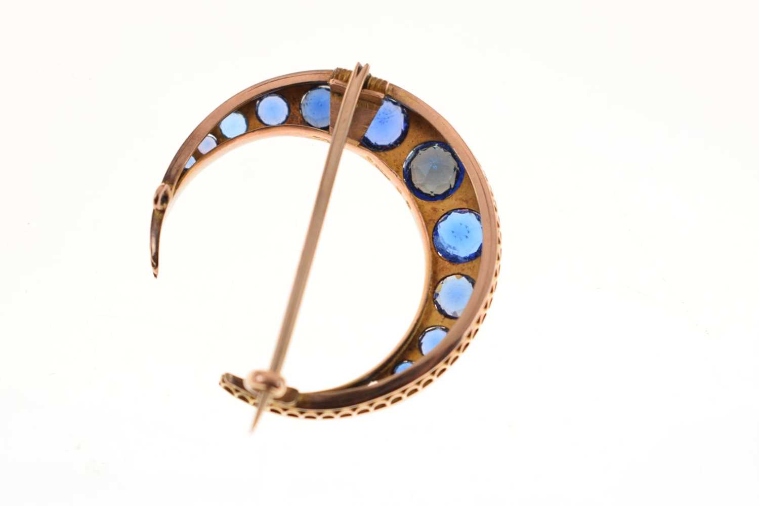 Edwardian 9ct gold crescent shaped brooch - Image 2 of 4