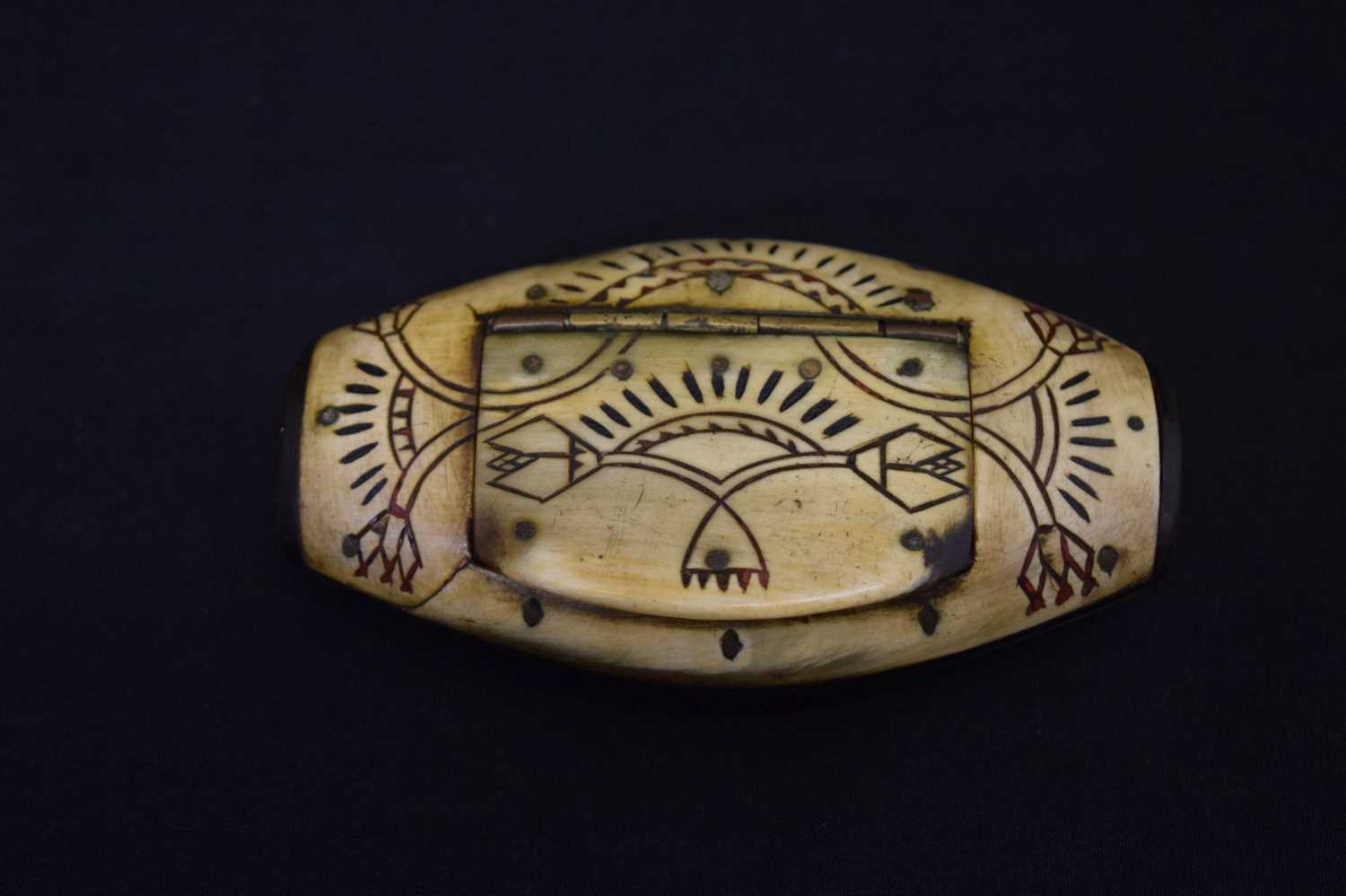 Scrimshaw-decorated horn snuff box - Image 4 of 4