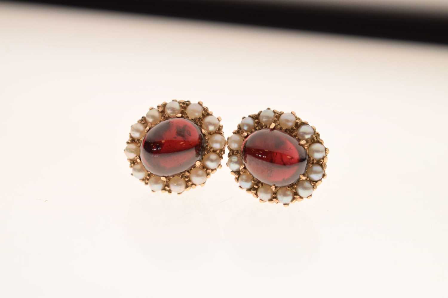 Pair of garnet and pearl 9ct gold cluster stud earrings - Image 5 of 6