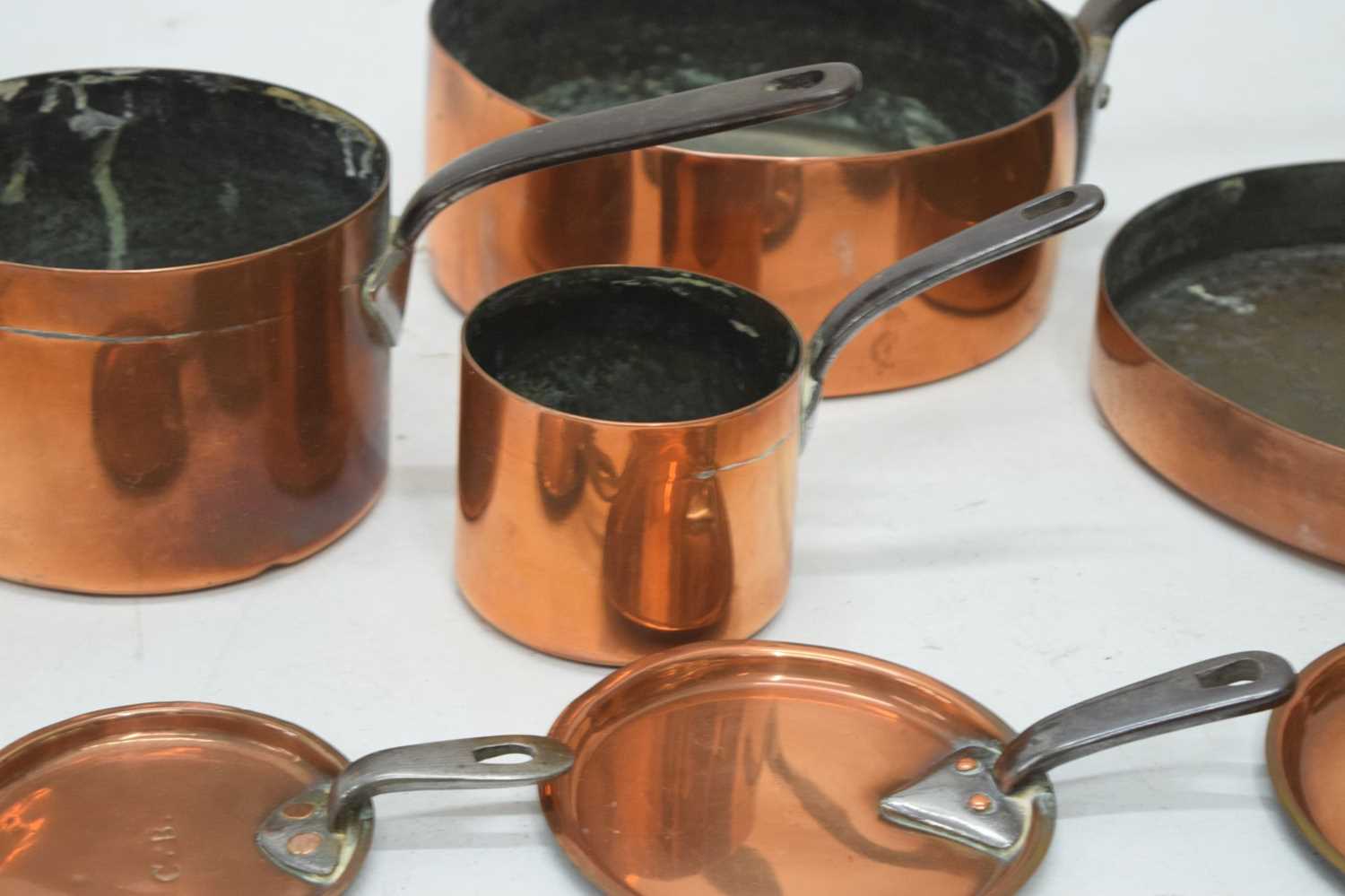 Graduated set of four copper saucepans with iron handles - Image 4 of 9