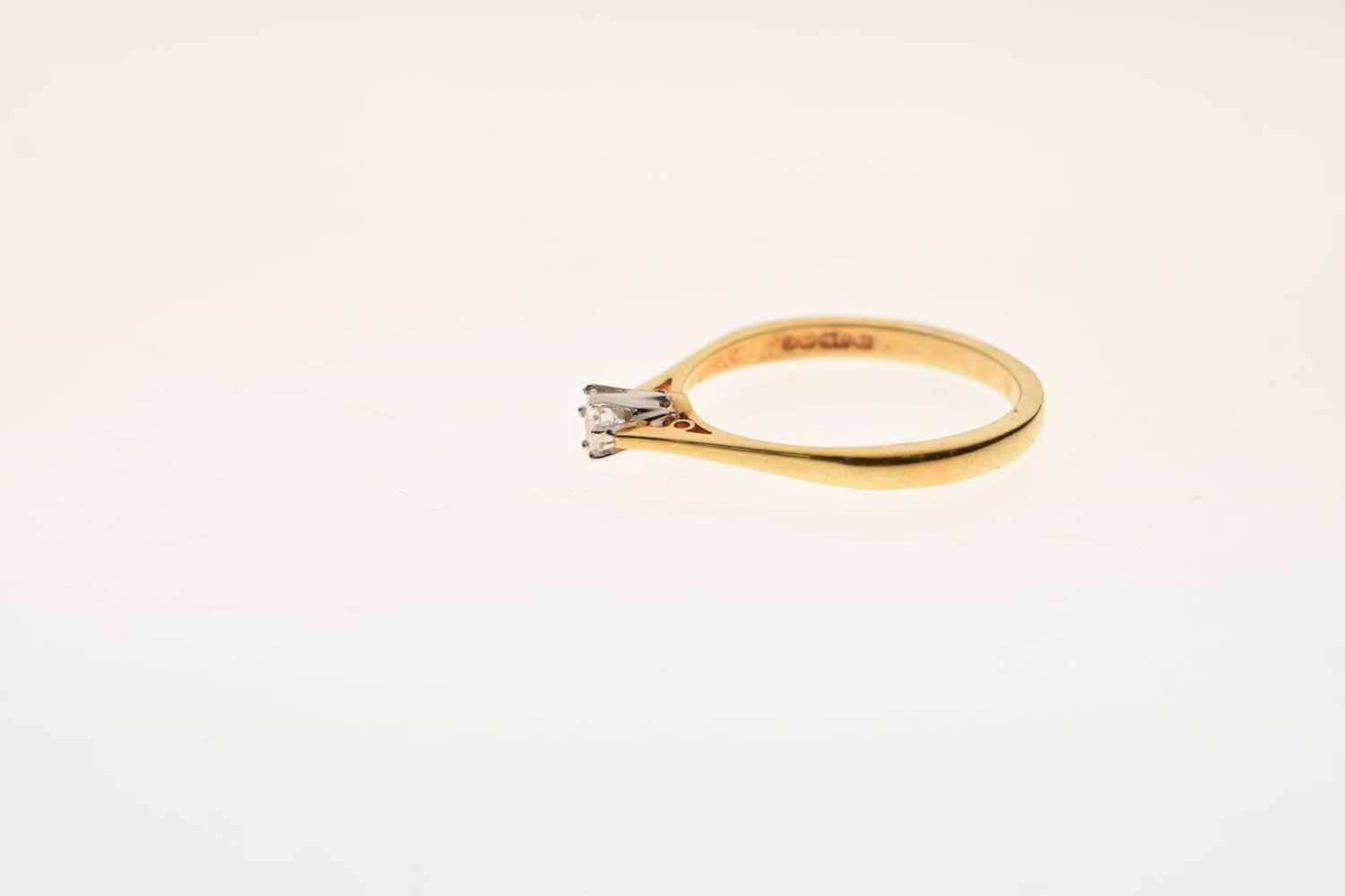 18ct gold solitaire diamond ring - Image 2 of 6