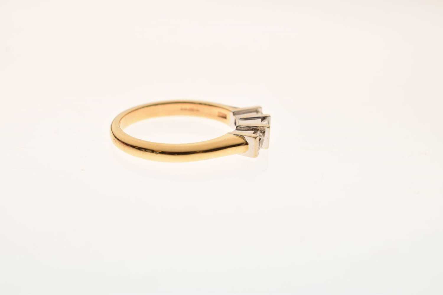 18ct gold three-stone diamond ring - Image 4 of 6