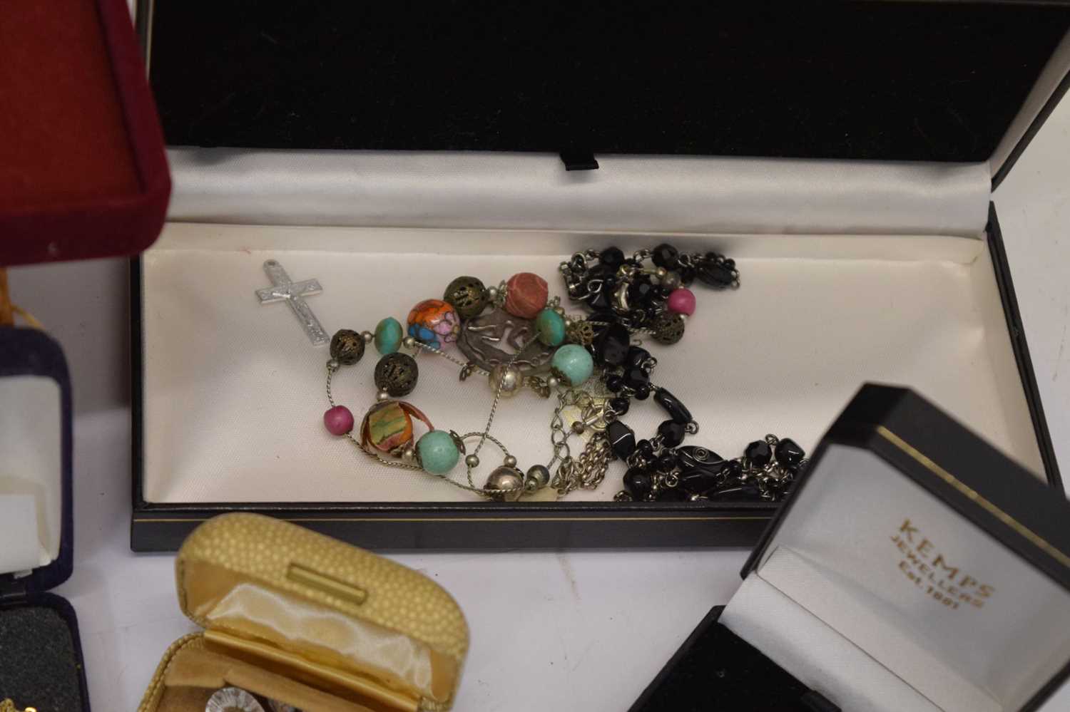 Quantity of costume jewellery - Image 8 of 9