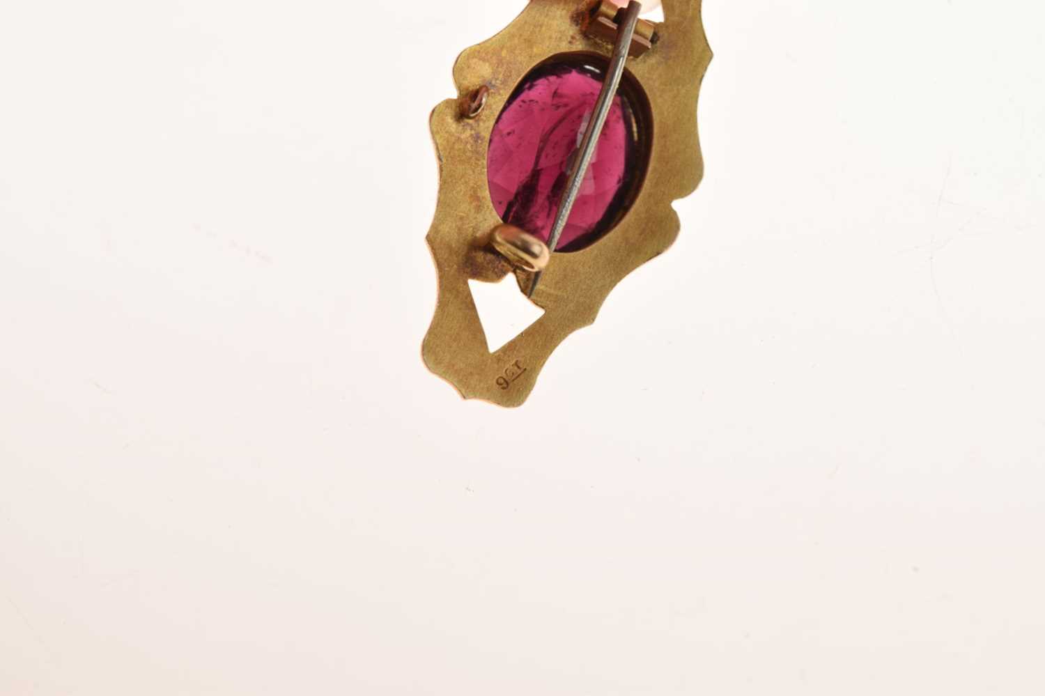 '9ct' rose gold brooch set garnet coloured faceted stone - Image 7 of 8