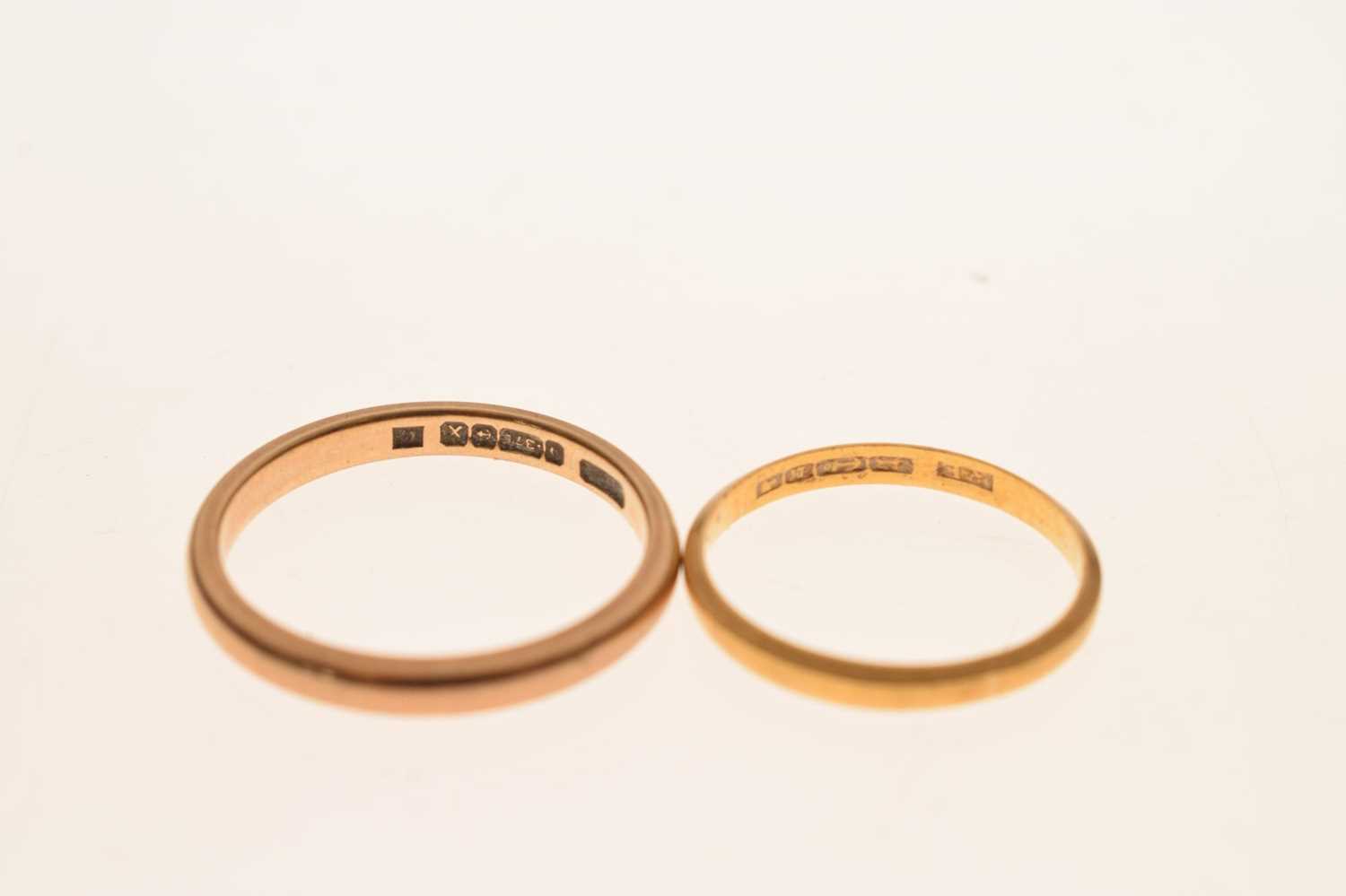 9ct gold wedding band and a Victorian yellow metal wedding band - Image 4 of 5