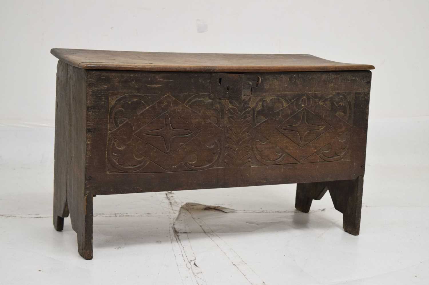 17th century small oak coffer - Image 2 of 10