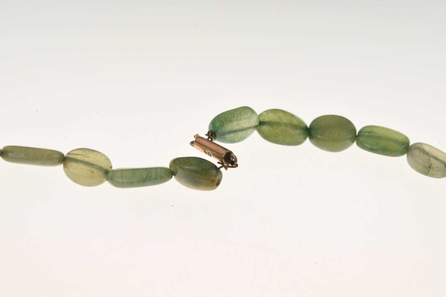 Jade bead necklace having a 9ct barrel clasp - Image 7 of 9