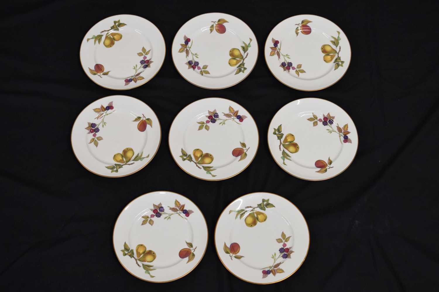 Worcester 'Evesham' part eight person dinner service - Image 16 of 25
