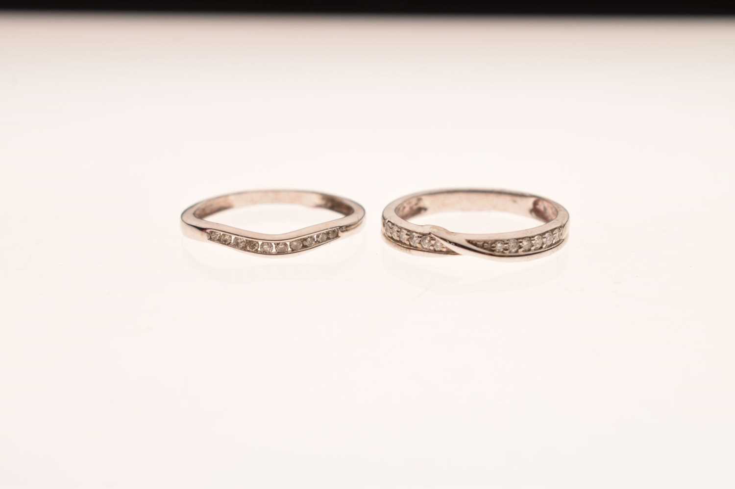 9ct white gold diamond set shaped wedding ring - Image 6 of 6