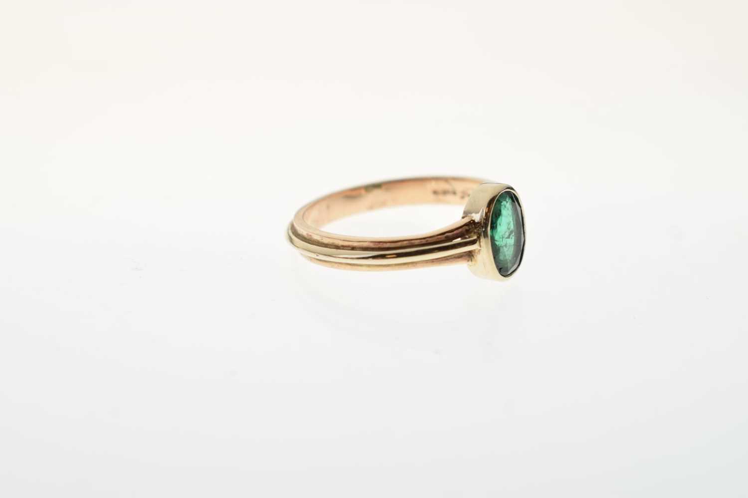 9ct gold ring set a faceted oval green gemstone - Image 2 of 6