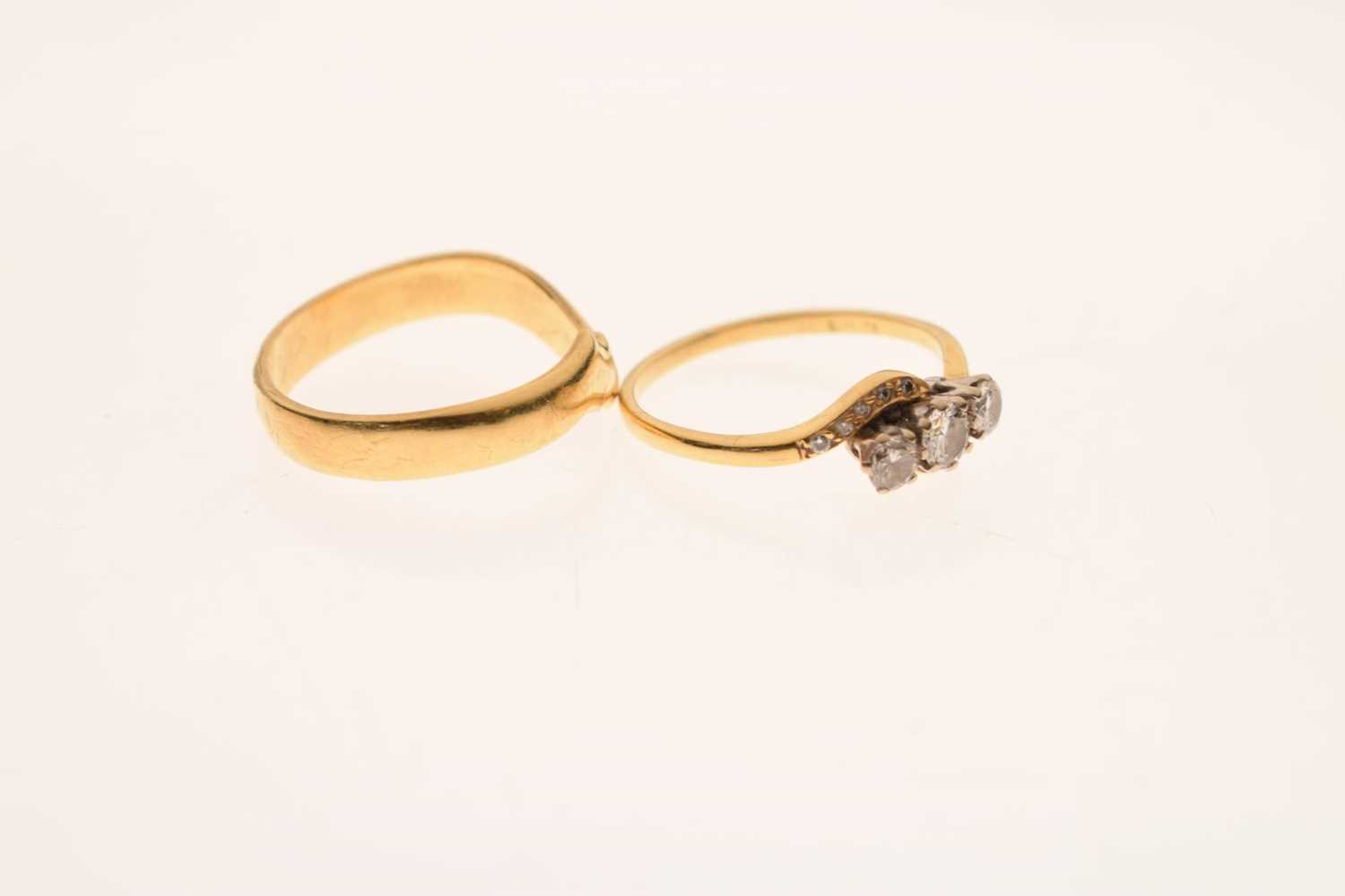 18ct gold diamond three-stone crossover ring - Image 4 of 7