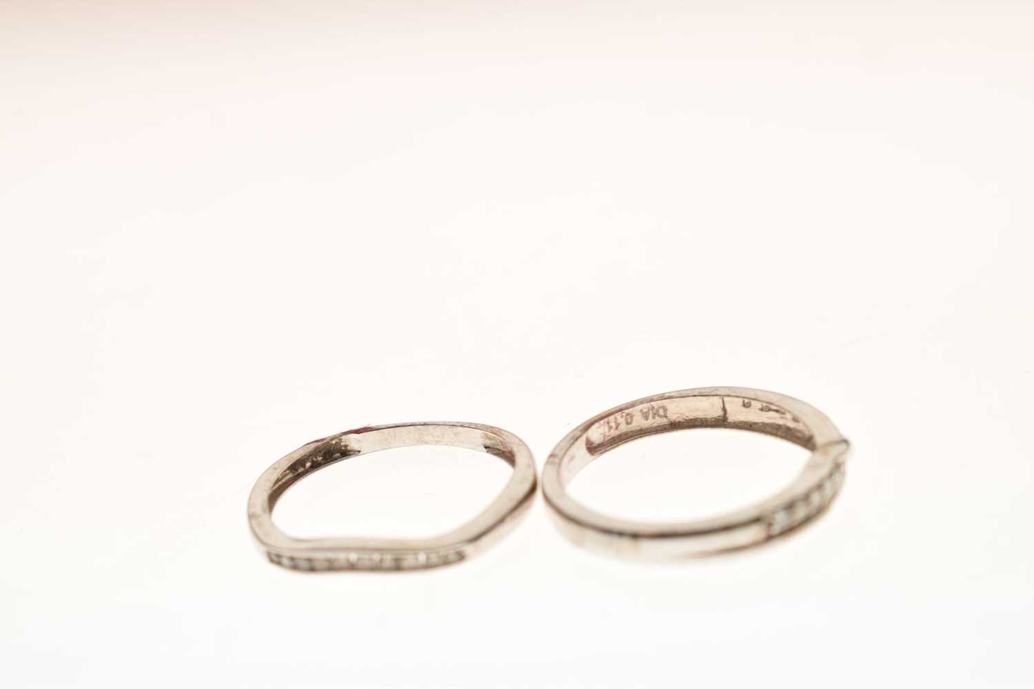 9ct white gold diamond set shaped wedding ring - Image 5 of 6