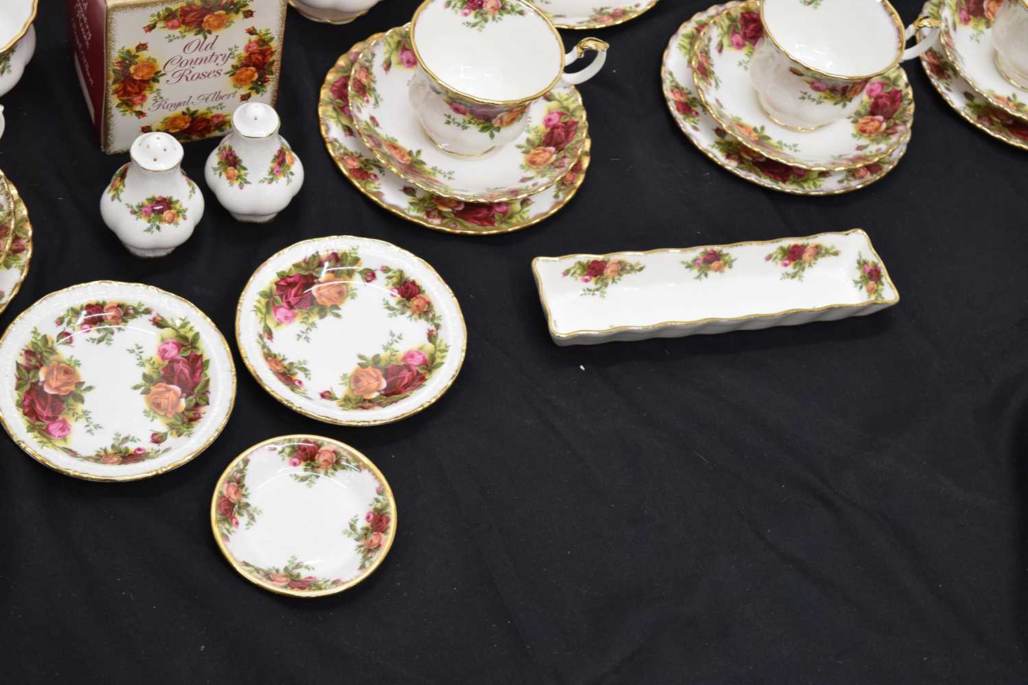 Royal Albert 'Old Country Roses' six person service - Image 6 of 16