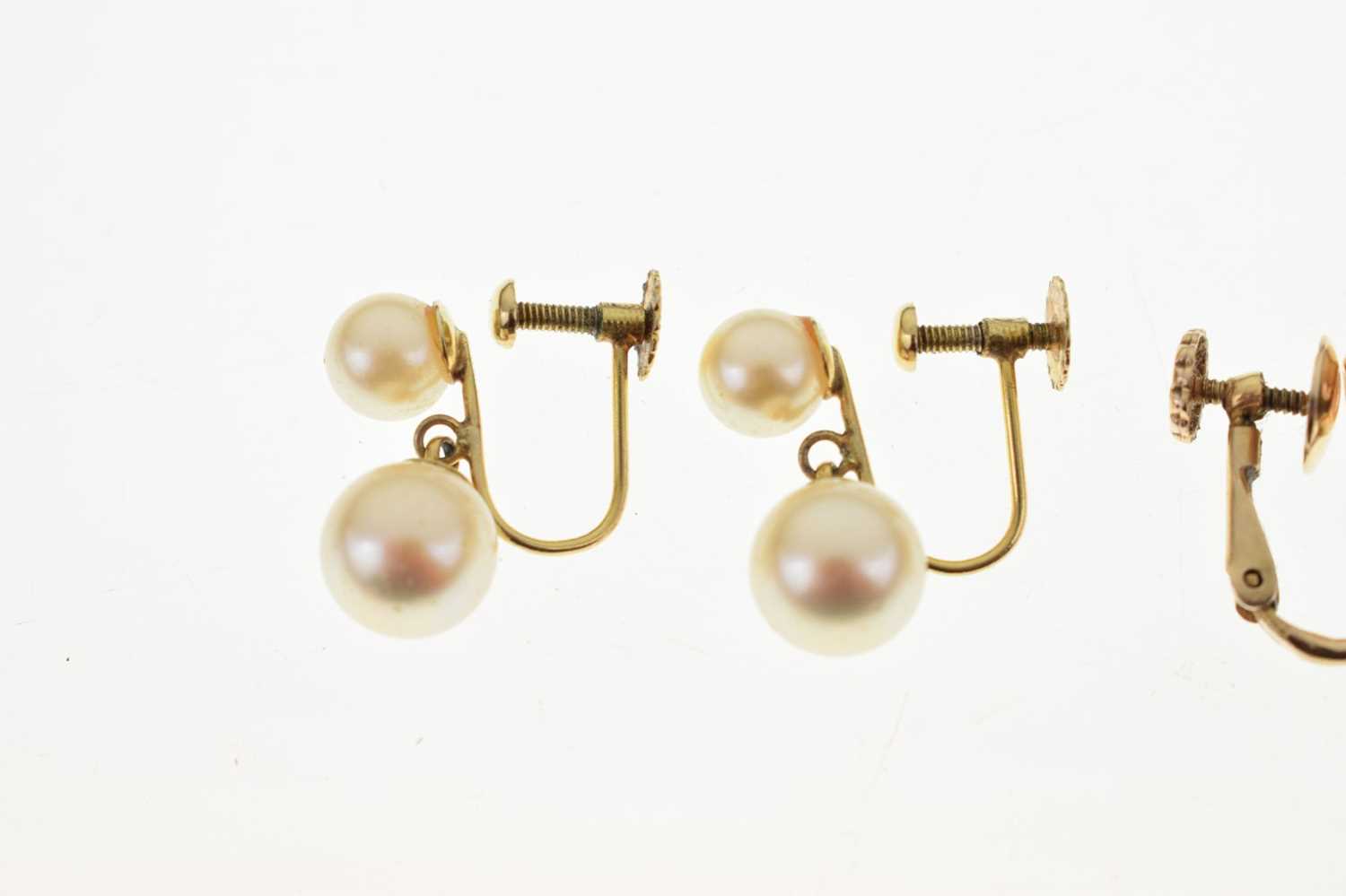 Two pairs of pearl earrings - Image 2 of 5
