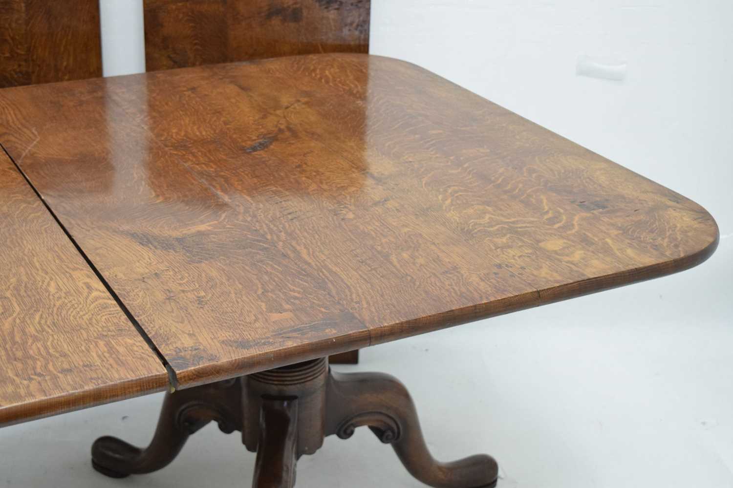 Reproduction oak twin pillar extending dining table - Image 4 of 11