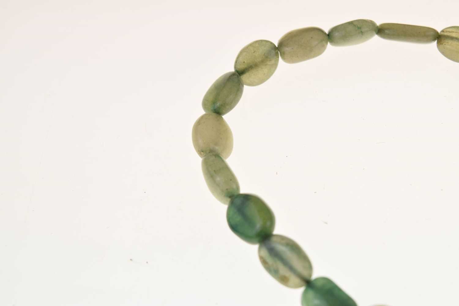 Jade bead necklace having a 9ct barrel clasp - Image 6 of 9