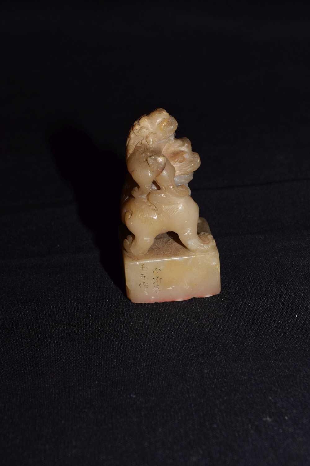 Chinese carved hardstone desk seal - Dog of Fo and pup - Bild 5 aus 7