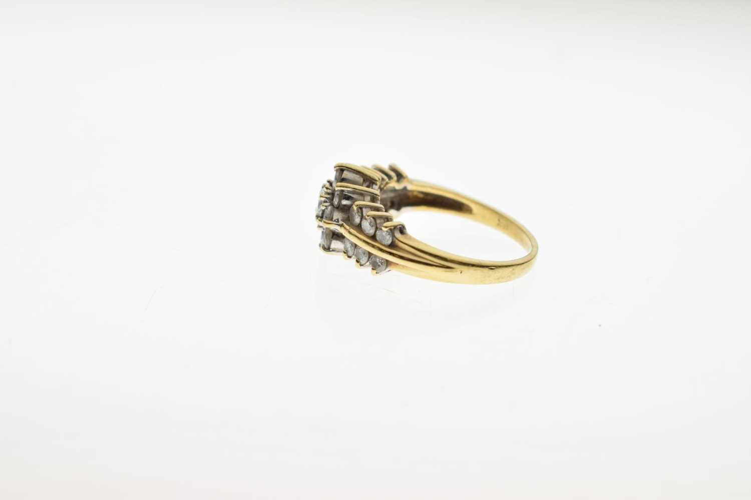 18ct gold flower head diamond cluster ring - Image 2 of 6