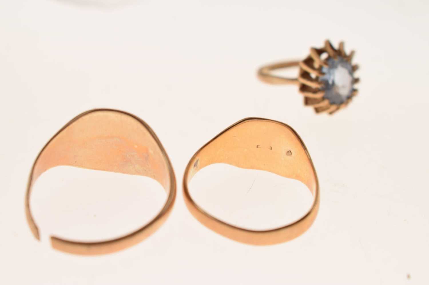 Two 9ct gold signet rings - Image 5 of 10