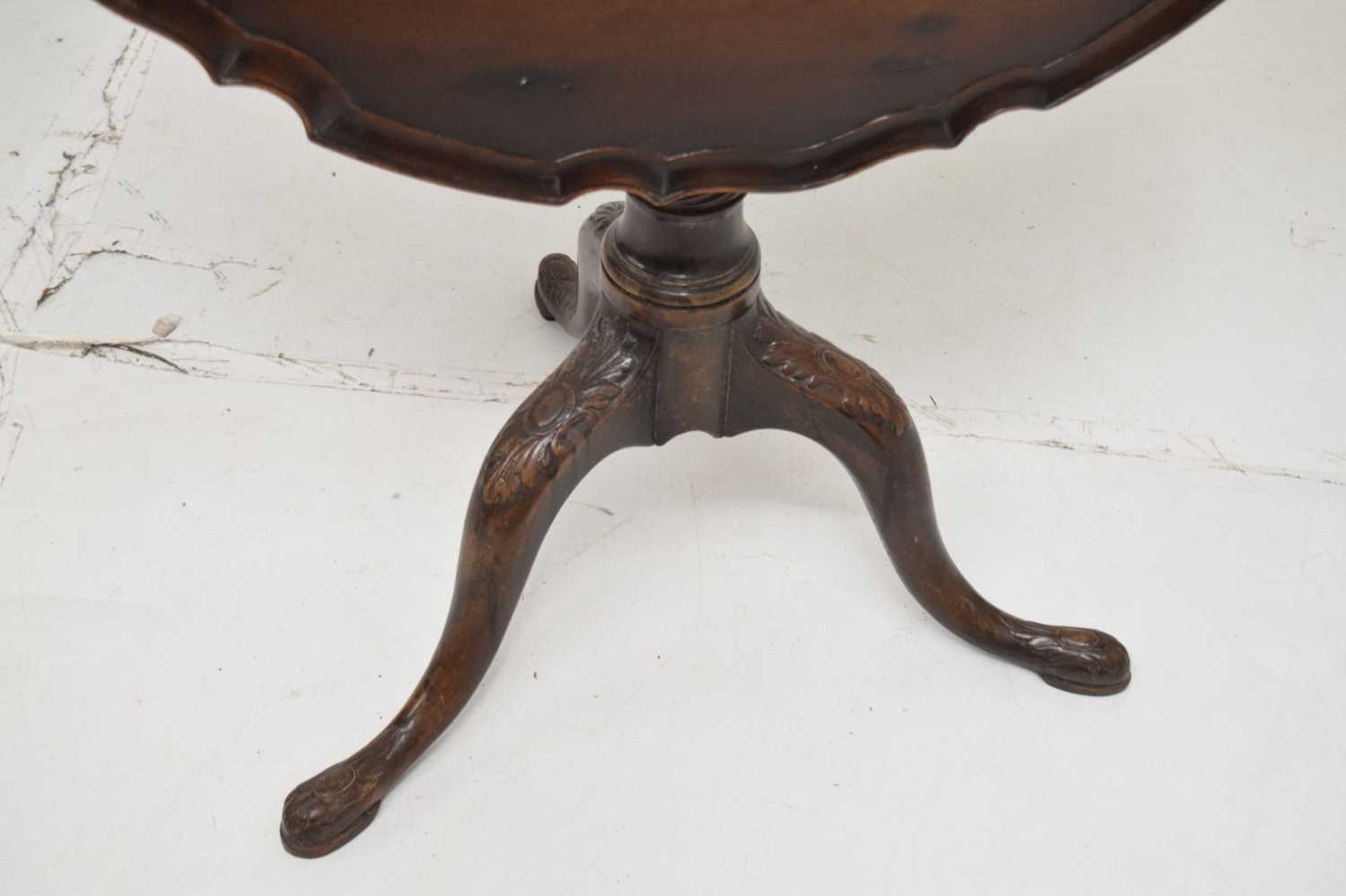 George III mahogany pie-crust tilt-top occasional table - Image 3 of 8