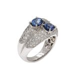 18kt white gold ring with two sapphires and diamonds